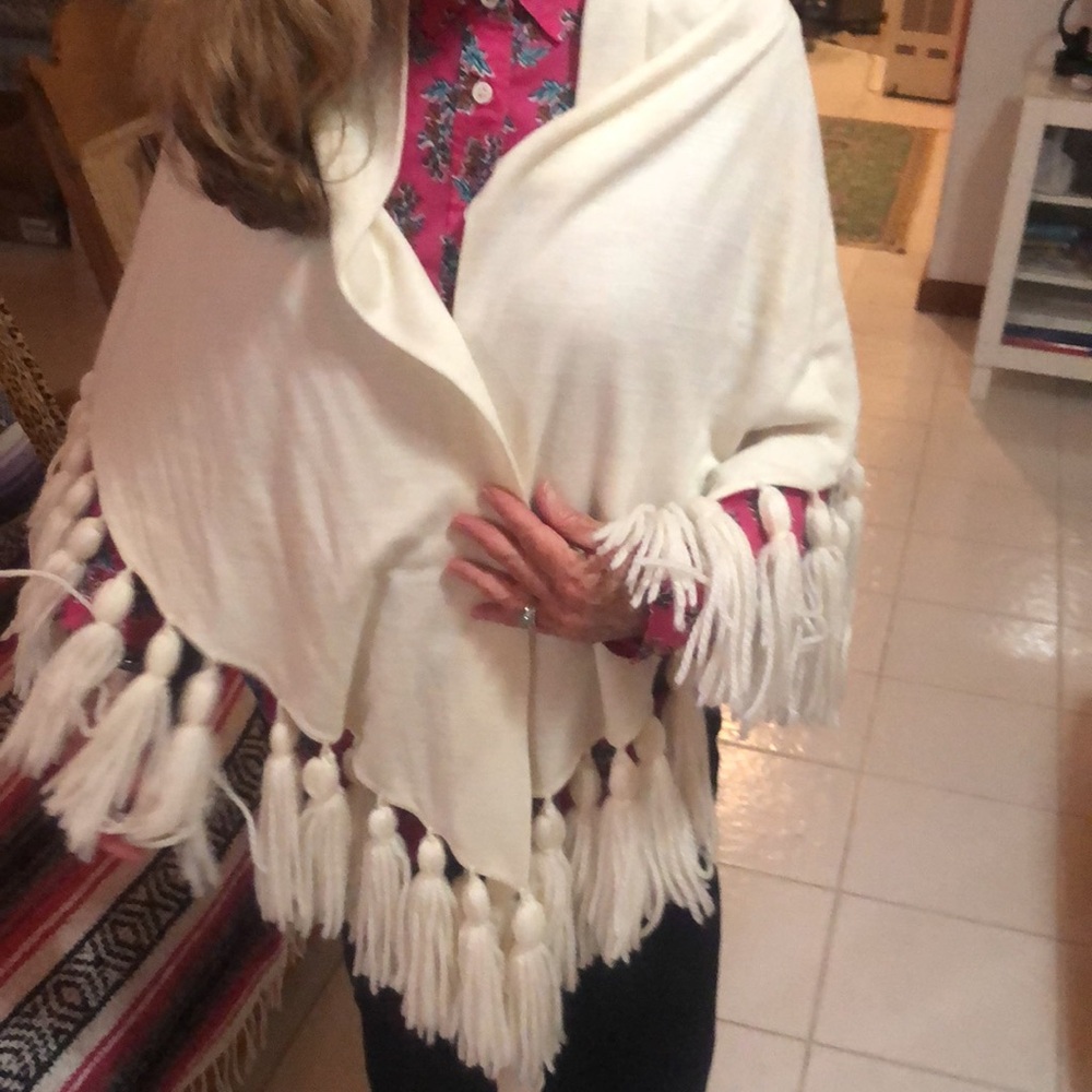 Beautiful vintage shawl with giant tassels. - Picture 2 of 8